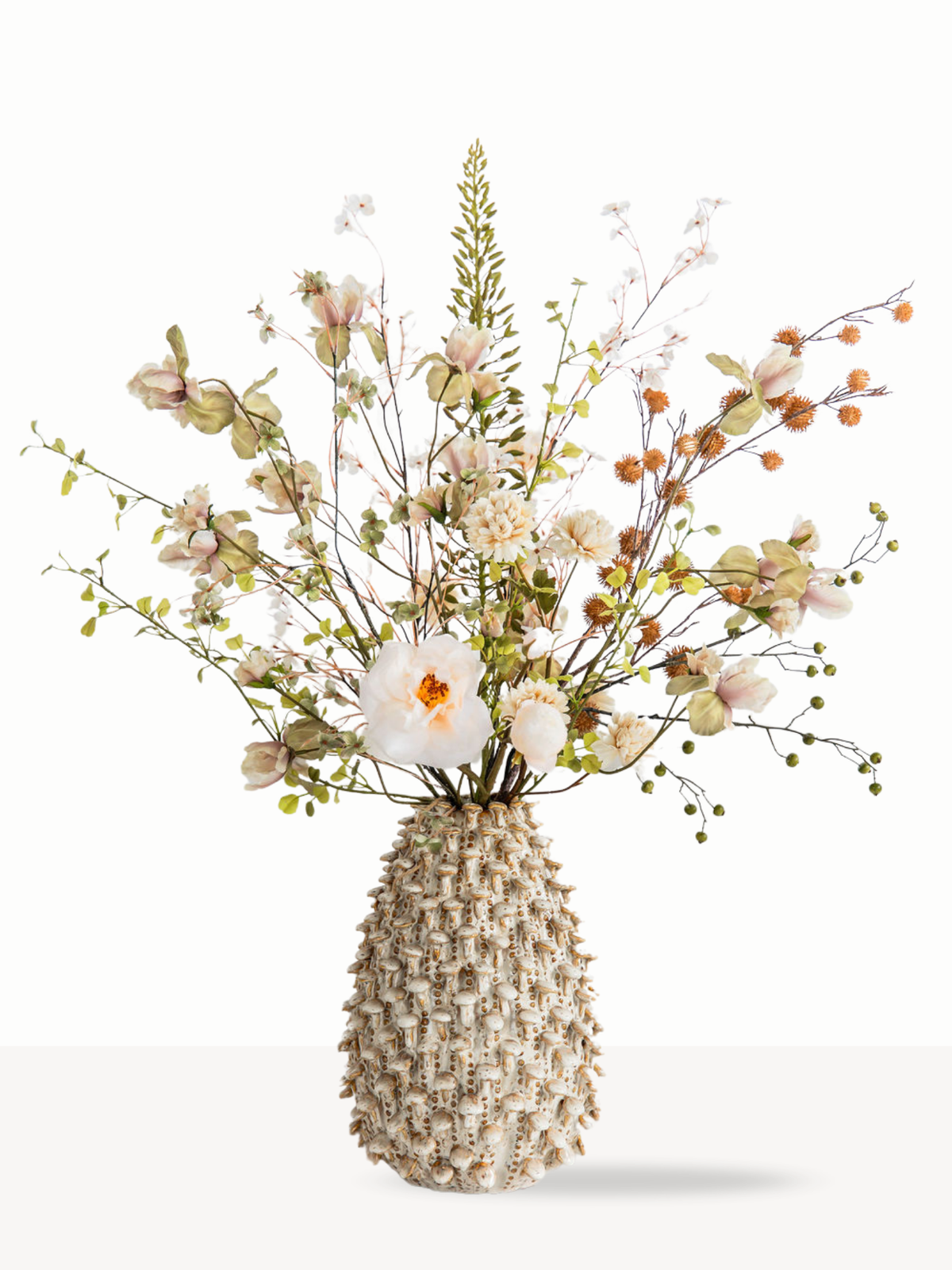 Groot zijden boeket Suus met groene eremurus, crèmekleurige rozen en natuurlijke kunstbloemen in een beige vaas.
