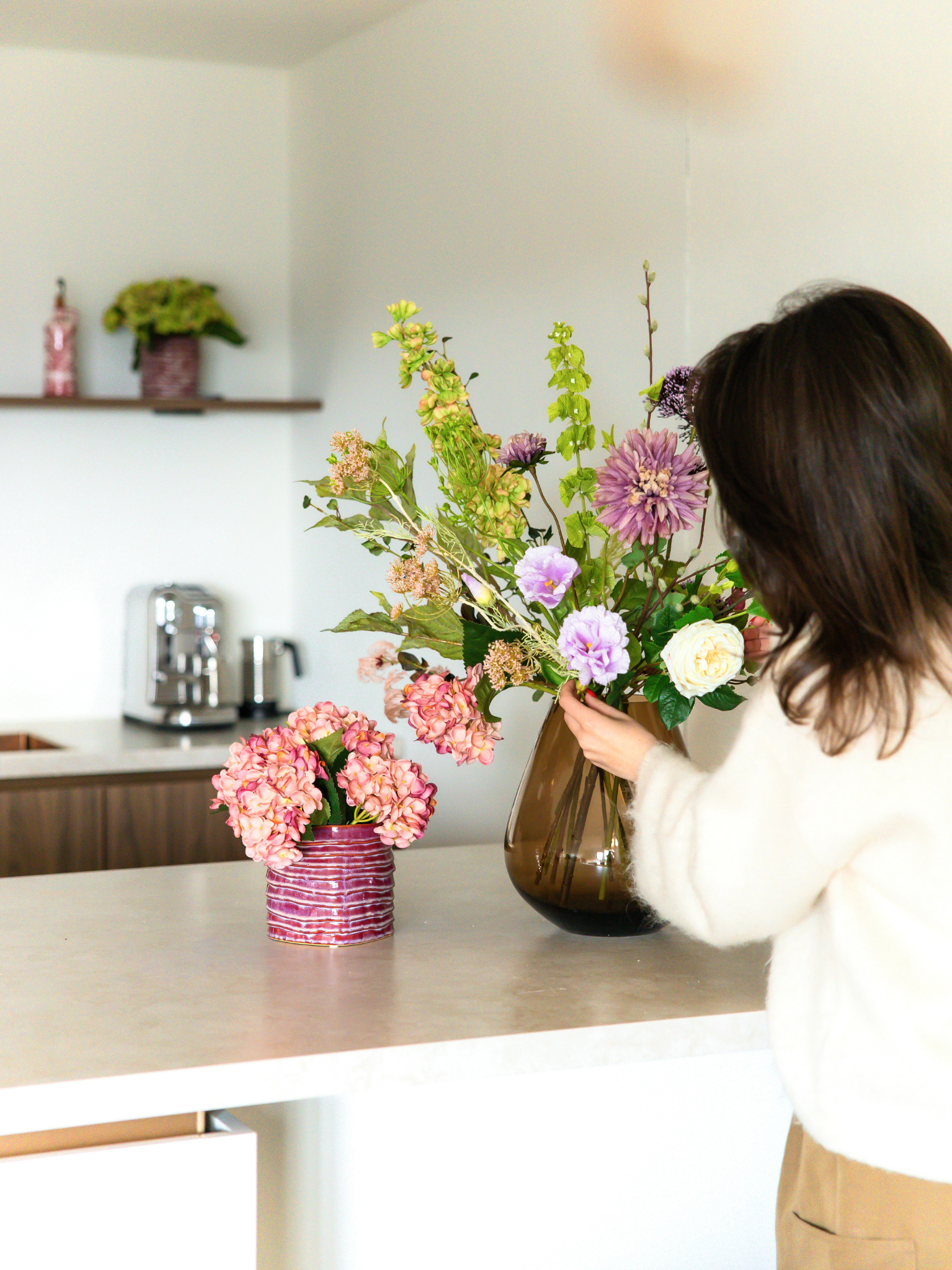 Luxe zijden boeket Lulu op een keukeneiland met lila lisianthus en rozen in vaas Mila M - Blossig