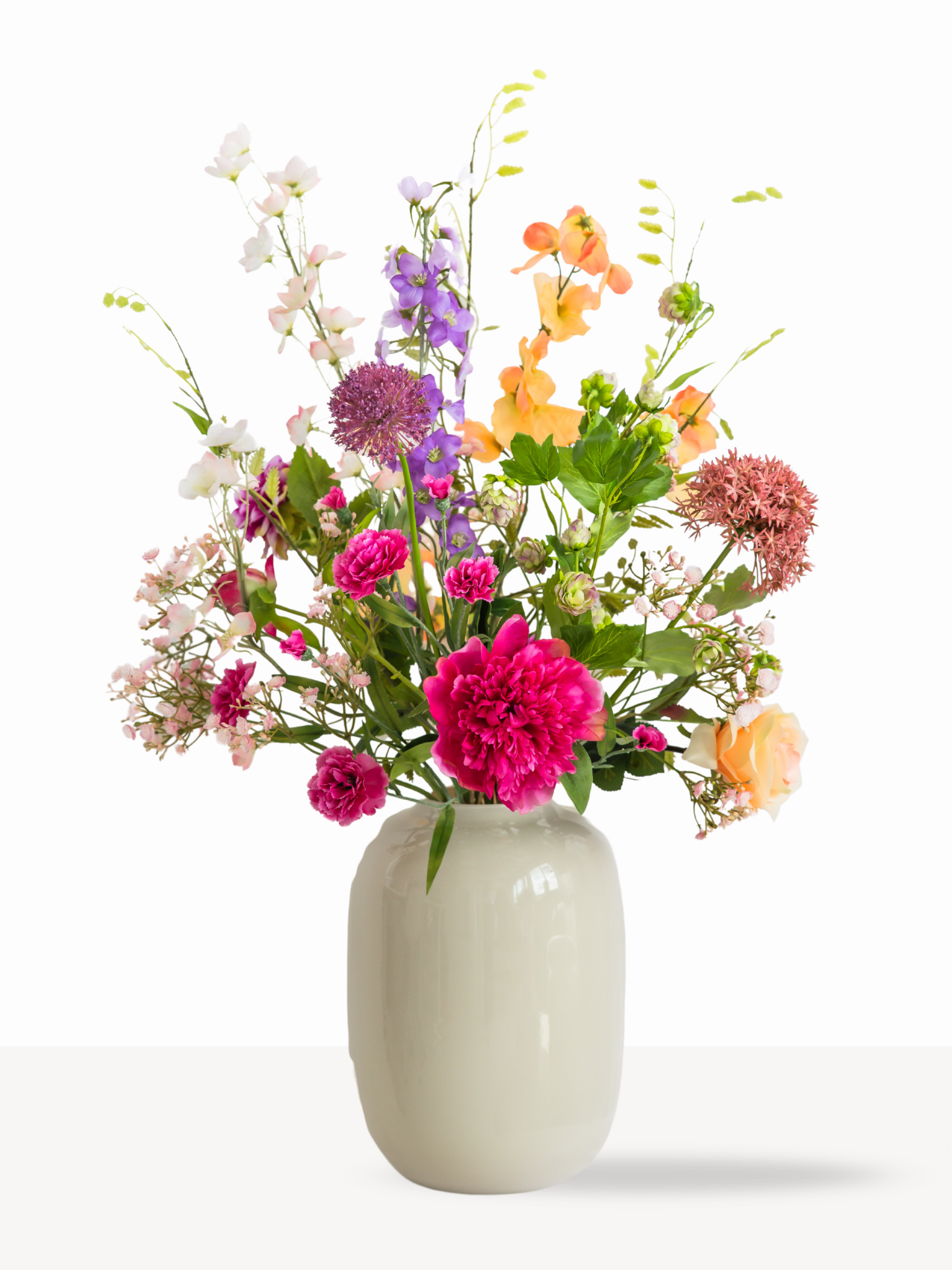 Vrolijk zijden bloemen voorjaarsboeket vol kleur. Combinatie van roze, oranje en paarse tinten