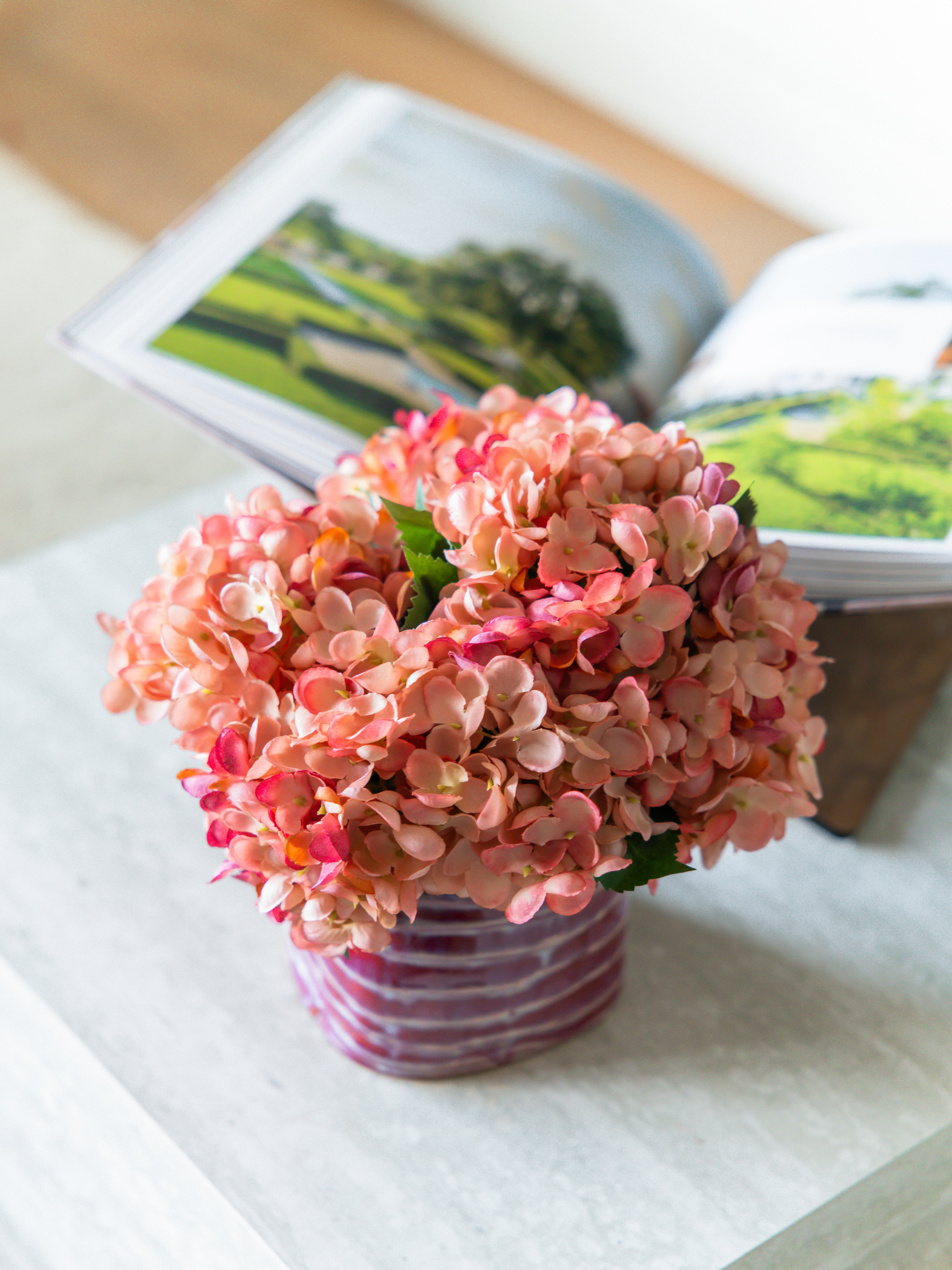 Zacht oudroze zijden boeket Marie in vaas Nien op een salontafel - Blossig
