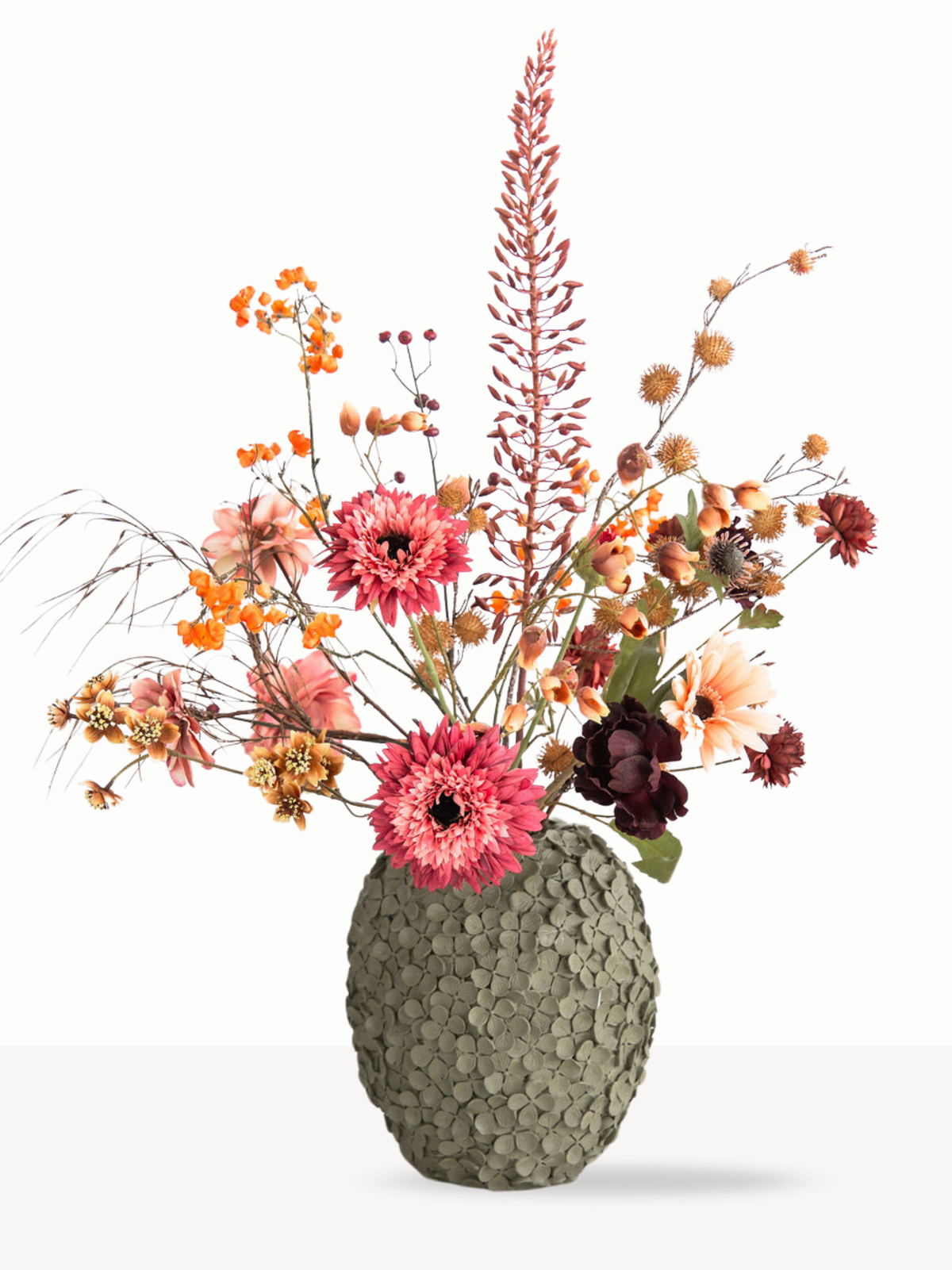 Zijden herfstboeket Amelie met roze, burgundy en oranje kunstbloemen, herfsttakken en grote eremurus in een groene vaas.