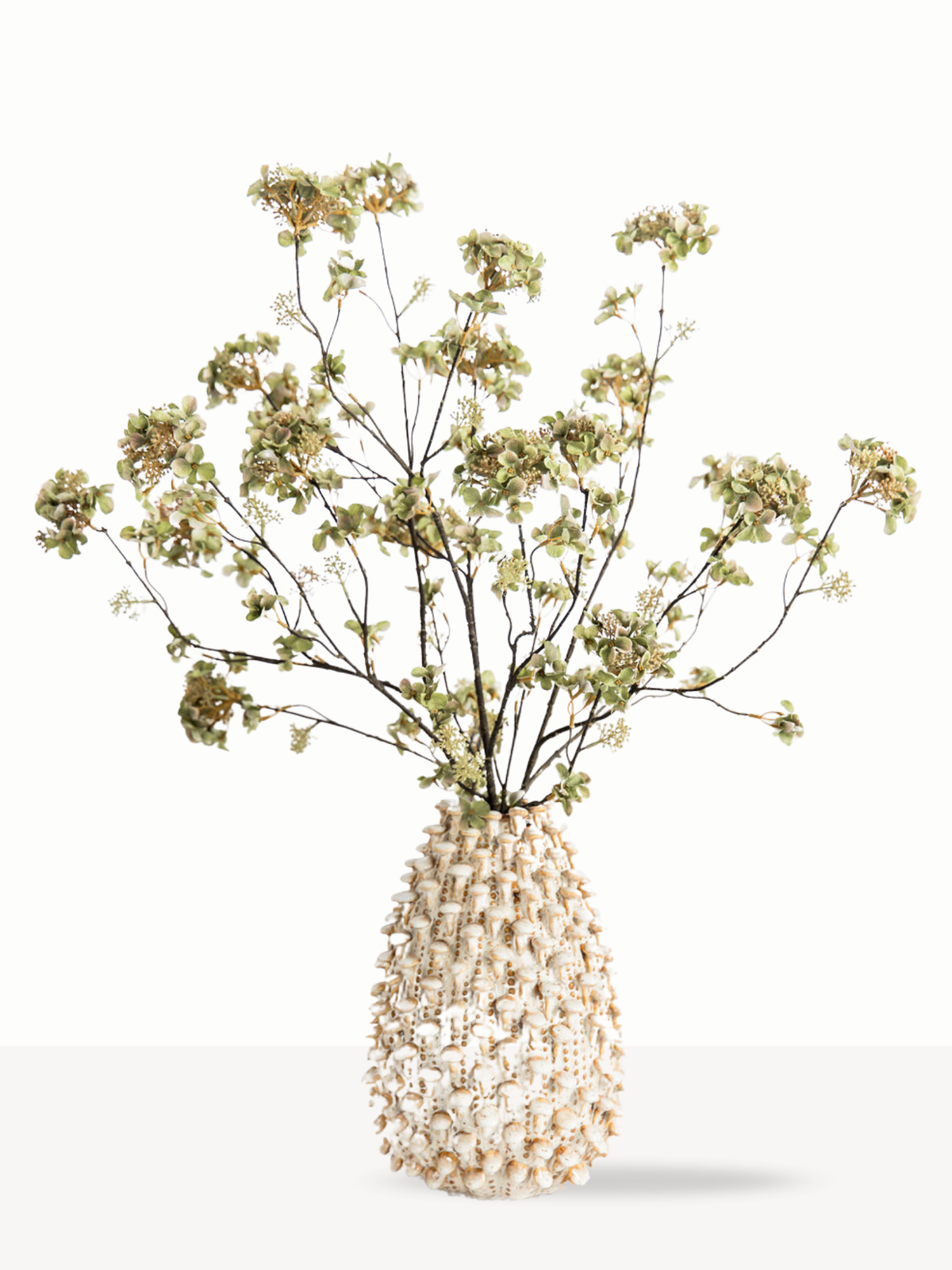 Groen zijden boeket Bobbie met drie vertakte kunst hortensiatakken in een lichte vaas, een luchtig kunstbloemen boeket.