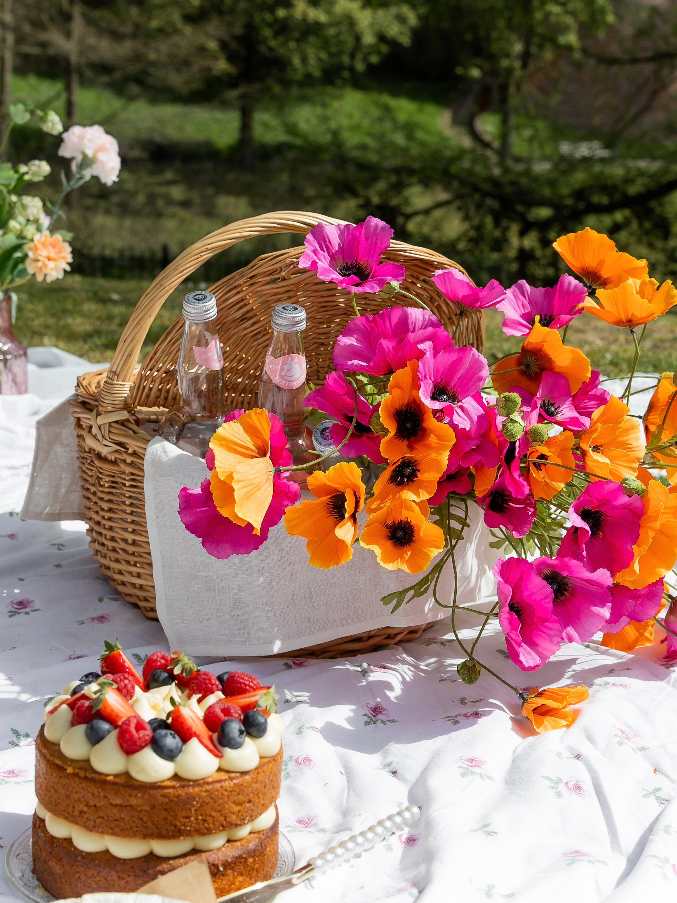 Grote mand met felgekleurde roze en oranje zijden Poppy bloemen