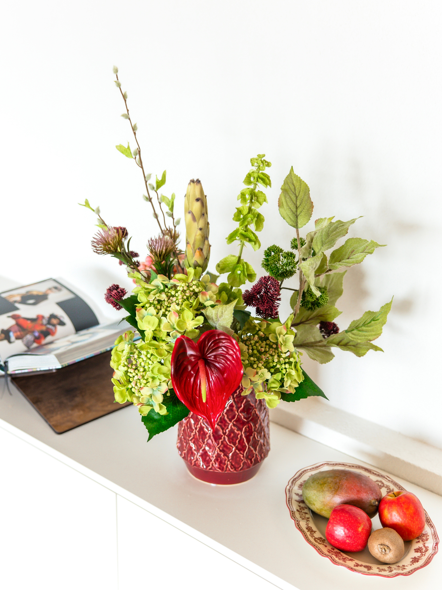 Luxe kunstboeket Babs met rode anthurium en groene molucella in vaas Pien - Blossig