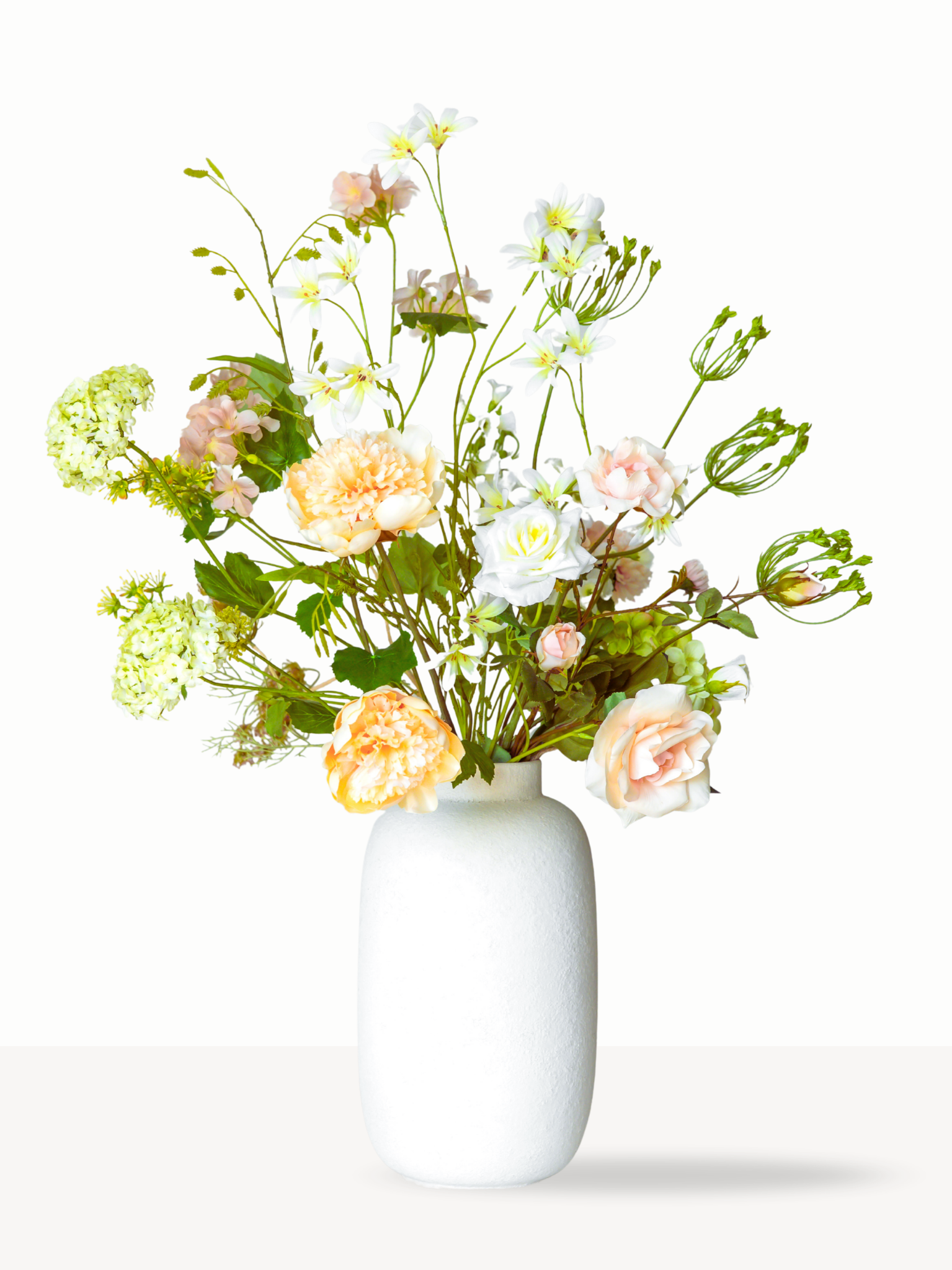 Zijden boeket Peach met zachte pioenrozen en groene hortensia in vaas Vic - Blossig