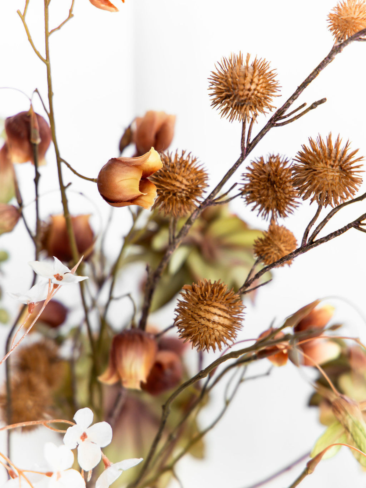Kunstboeket Fina met crèmekleurige bloesemtakken, groene zijden bloemen en warme bruine accenten voor een natuurlijke herfstlook.