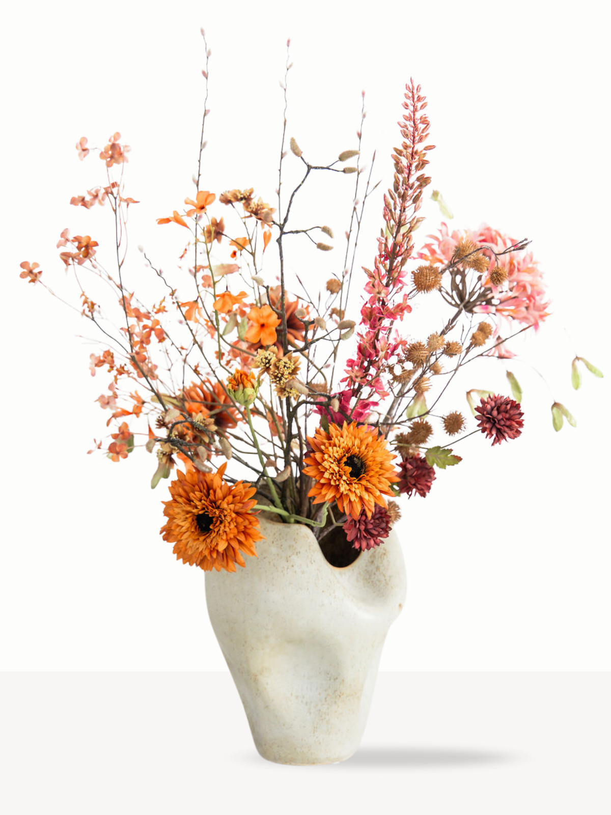 Groot zijden herfstboeket Amber met oranje chrysanten, dieproze eremurus en herfsttakken in vaas Faye.