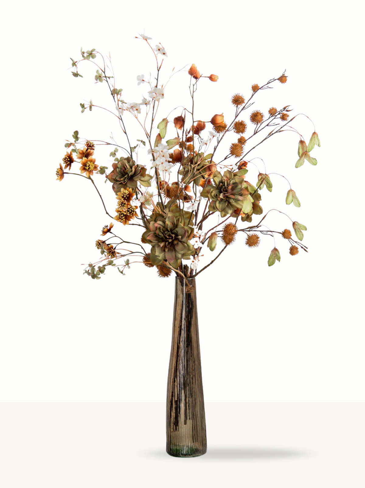 Zijden herfstboeket Fina met groene bloemen, crèmekleurige bloesem en bruine kastanjetakken in vaas Rosalie.